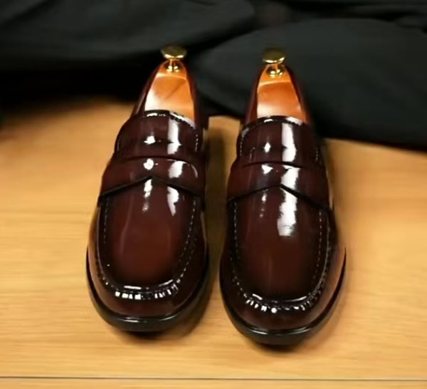 Shiny casual men's leather shoes