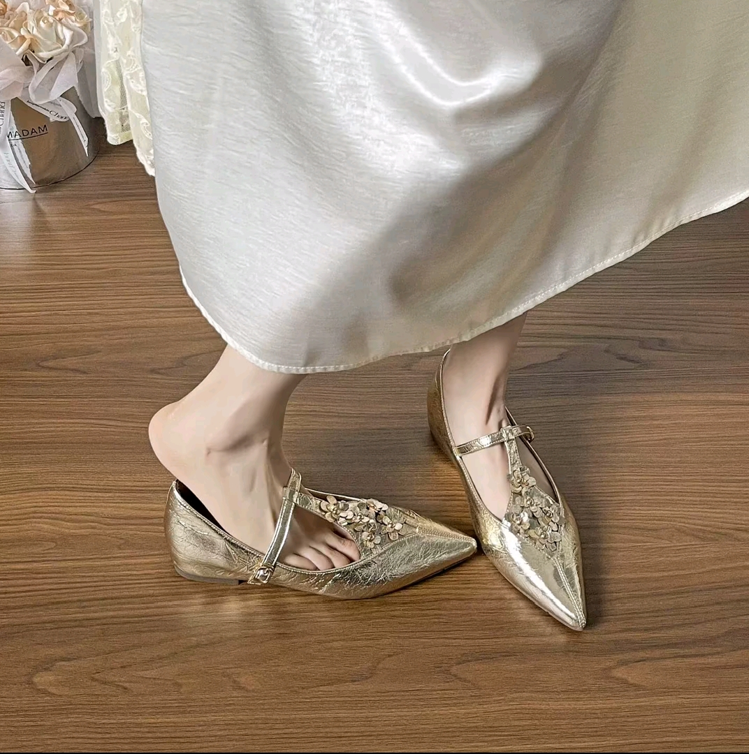 Women's Luxury Retro Floral Buckle Pointed Toe Shoes