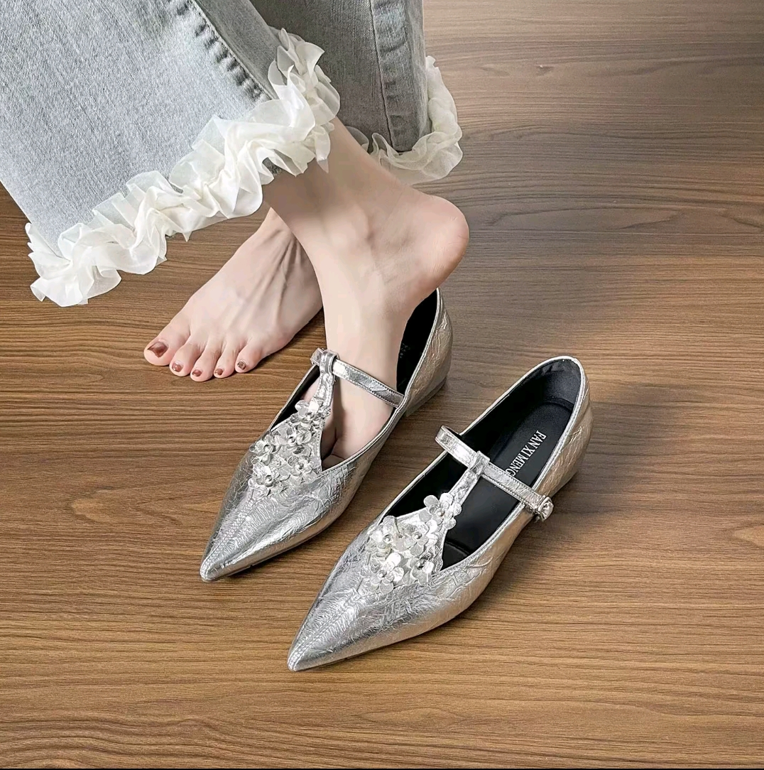 Women's Luxury Retro Floral Buckle Pointed Toe Shoes